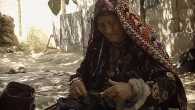 Shot from movie Do You Know That I'm With You by Darya Andijan